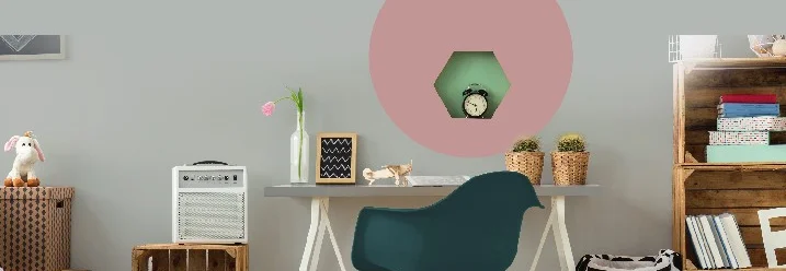 Schreibtisch mit Stuhl und Wandregal